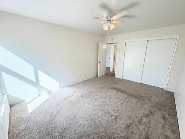 Building Photo - Bright and Spacious Downstairs Condo Minut...