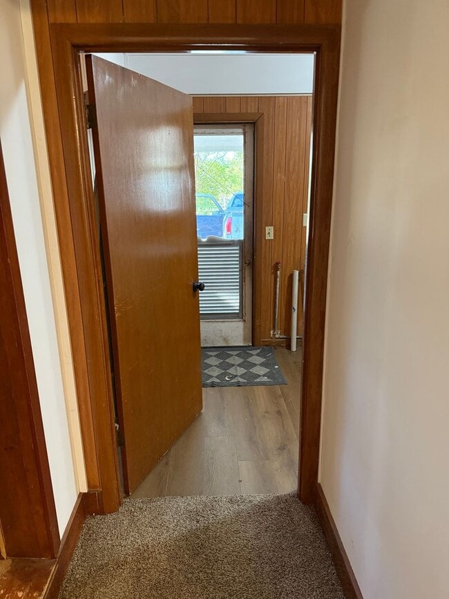 Building Photo - 3 Bedroom 3 Bath on an 1 Acre Landlord does yard