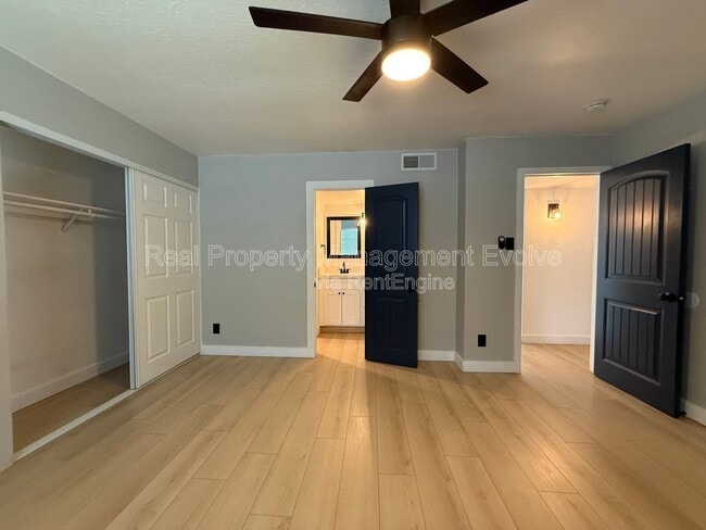 Building Photo - 429 E Greenway Dr