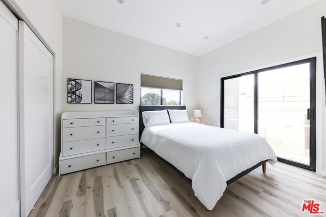 Building Photo - 9024 Phyllis Ave