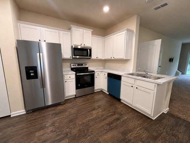 Building Photo - Beautiful 2 Bed, 2.5 Bath Townhome with Water View