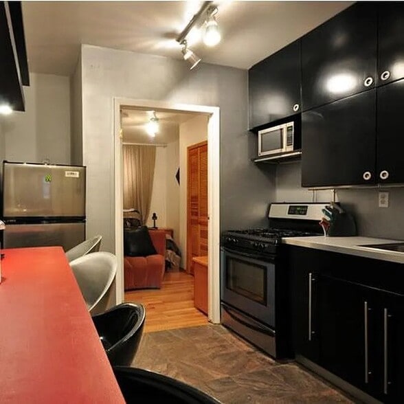 Building Photo - 212 E 12th St