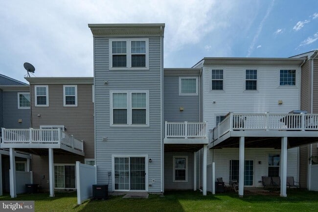 Building Photo - 9624 Eaves Dr