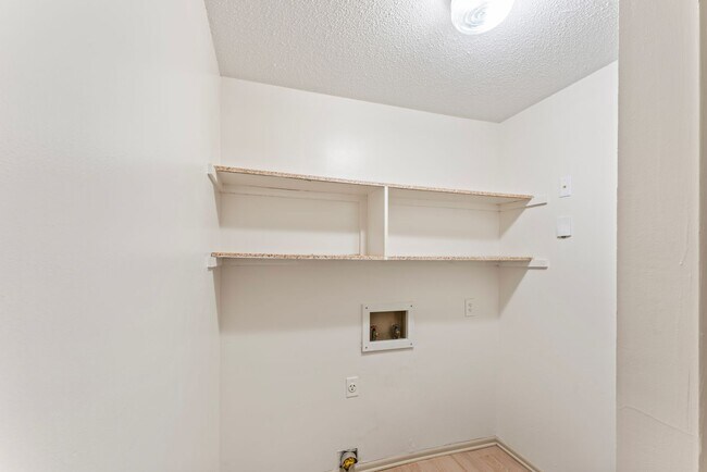 Building Photo - West Knoxville 37919 - Charming, Newly Upd...