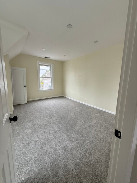 Building Photo - 80 Gladstone St