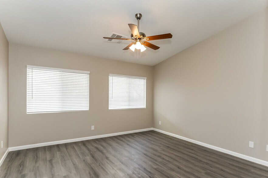 Building Photo - 1079 Featherwood Ave