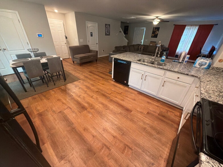 Building Photo - Room in House on Meredith Woods Ln