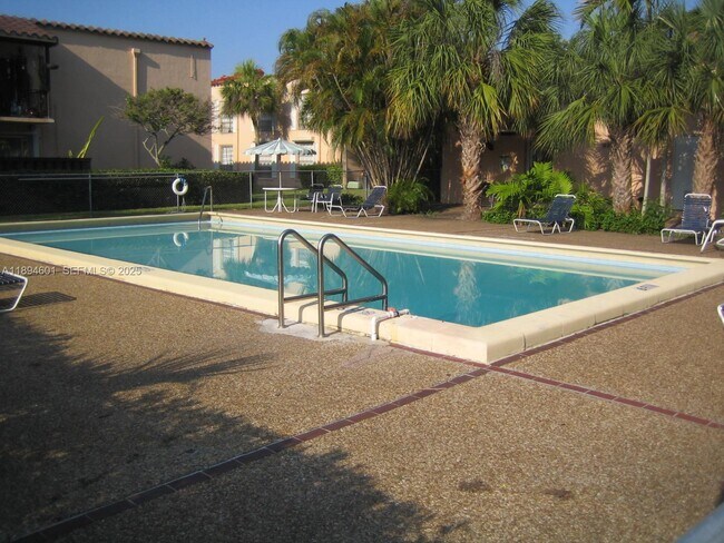 Building Photo - 10824 N Kendall Dr