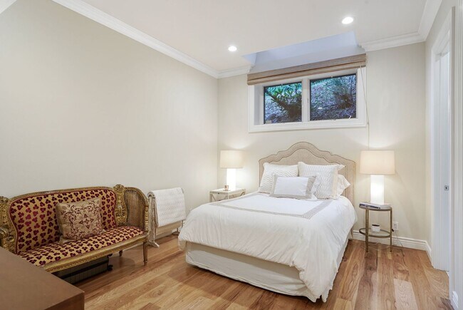 Building Photo - Stunning 4Bed/5bath Home in Kentfield