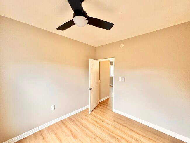 Building Photo - 4348 Lockwood Ave