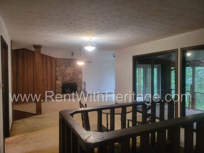 Building Photo - Charming Cabin Style Home on 1.3 Acres / F...