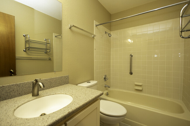 Hall Bath - 4415 Laguna Pl