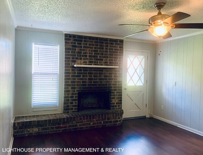 Building Photo - Spacious 4-Bedroom, 2-Bath with Fenced Yar...