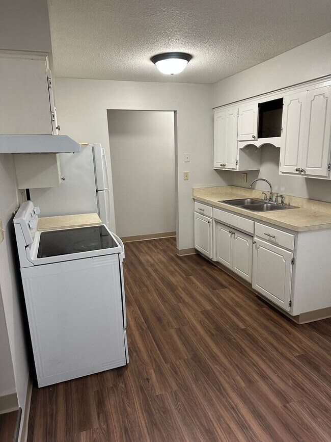 Building Photo - 1 bedroom 1 Bathroom Lower of Level Duplex...