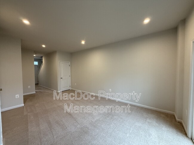 Building Photo - 505 Rolling Valley Dr