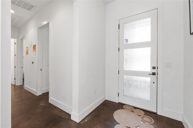 Building Photo - 913 Stobaugh St