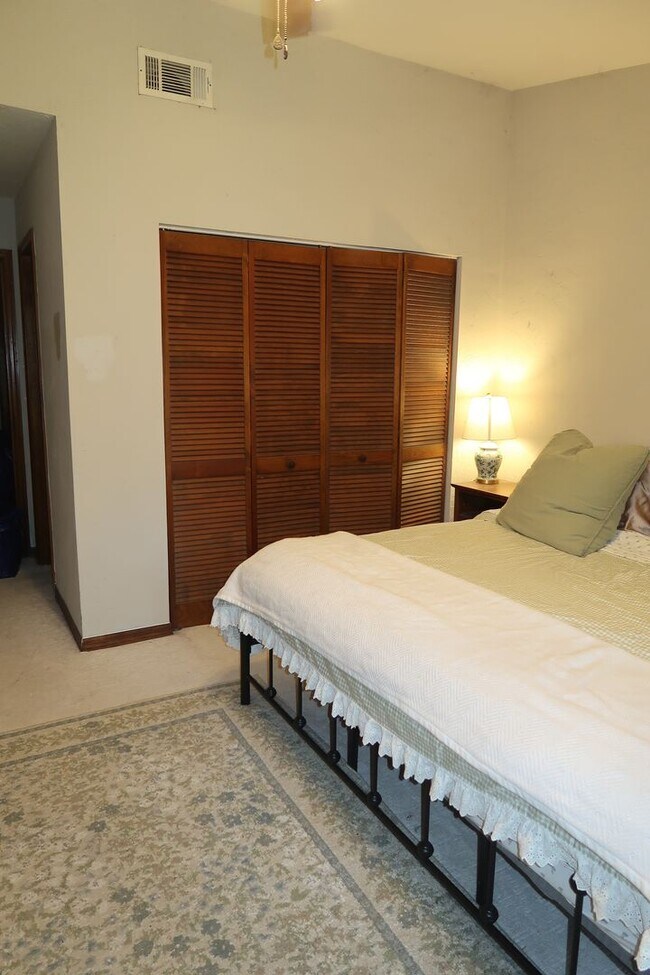 Building Photo - 1/2 Off First Month's Rent - Prime Location to Haile Village