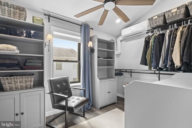 Building Photo - 526 E Thompson St