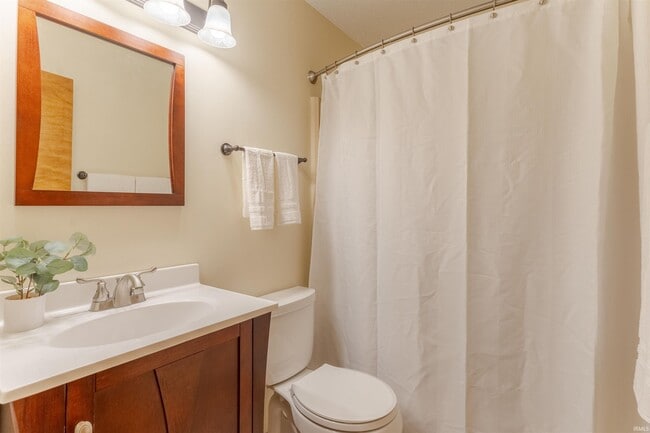 Building Photo - 6800 Oakmont Ct