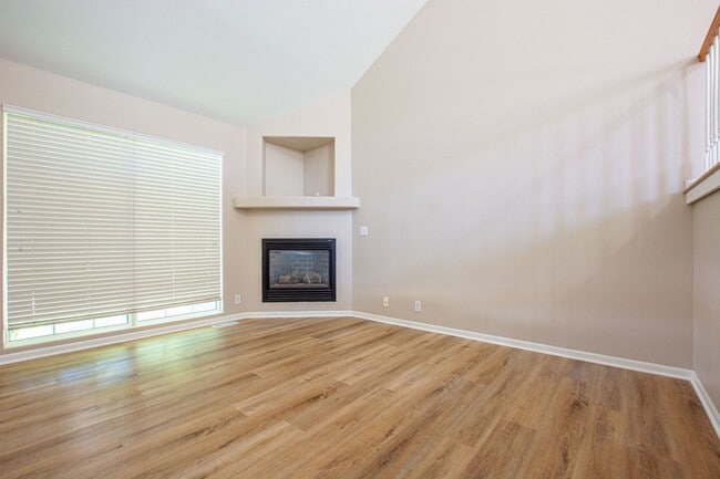 Building Photo - 3 Bedroom / 2 Bath Tri-Level Home Located ...