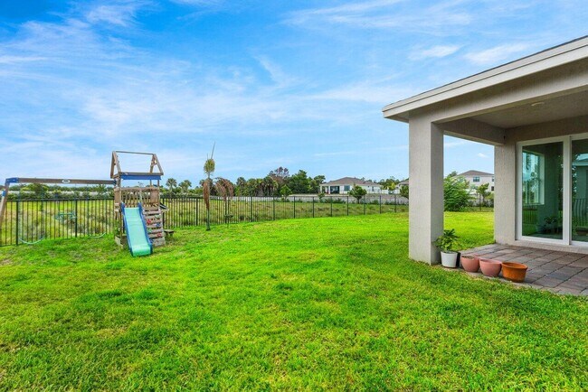 Building Photo - 2770 NE Breezeway Cir