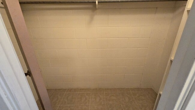 Building Photo - Newly Updated 1 Bedroom 1 Bath Apartment i...