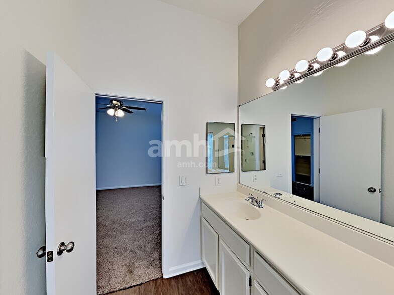 Building Photo - 518 W San Remo St