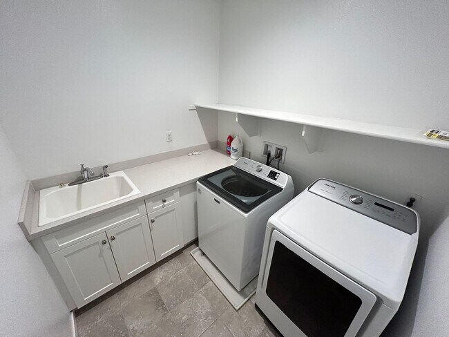 Building Photo - Stunning 4 Bedroom 3 Bath Plus Loft Home in Costa Mesa