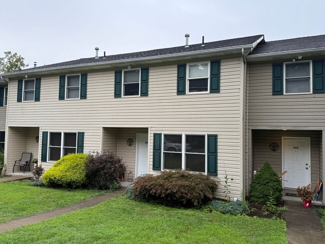 Building Photo - Beautiful 2 Bedroom Townhome - Only Steps ...