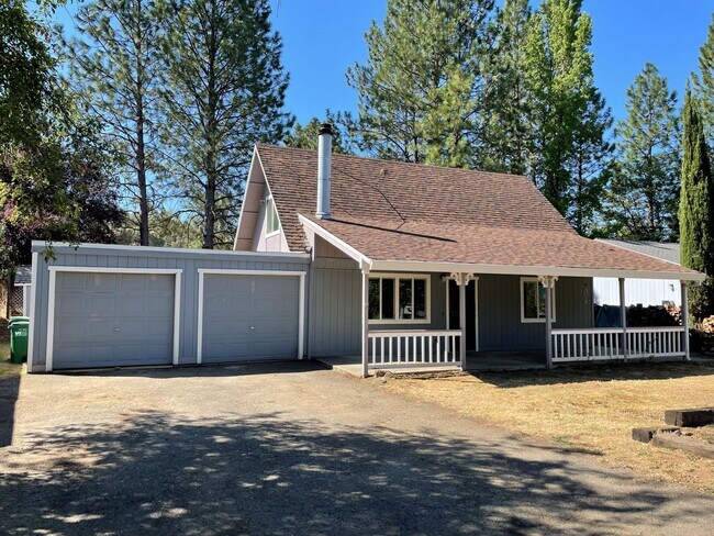 Primary Photo - 4 bedroom, 2 bath home in Lake Wildwood ga...
