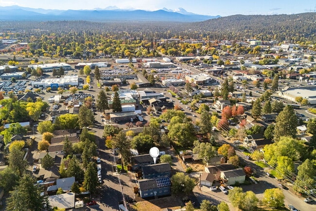 Building Photo - Affordable, Attractive 2-bed in a small Complex