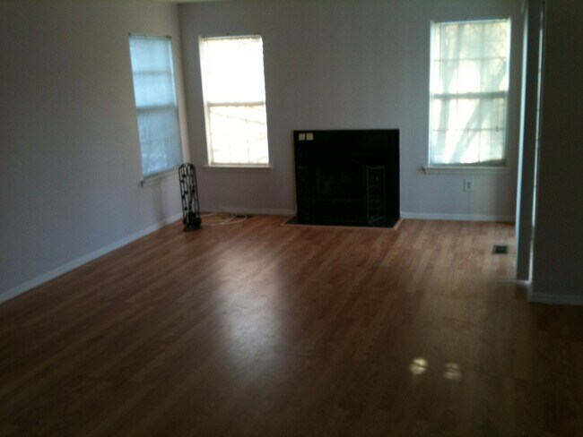 Building Photo - 424 Lackland Ave