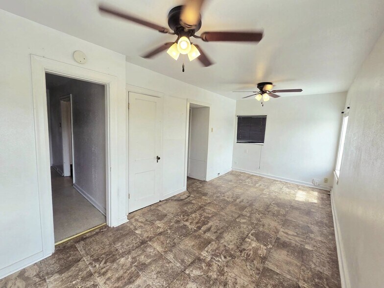 Building Photo - 1008 Runnels St