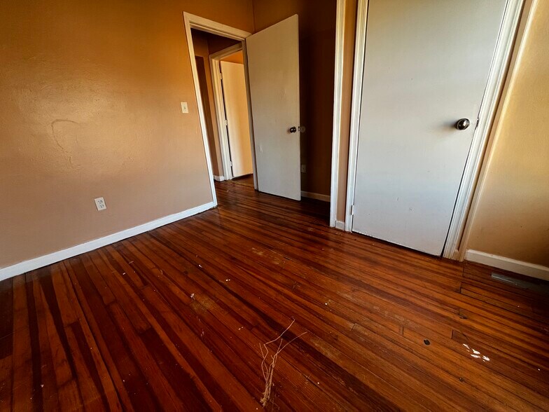 Building Photo - 914 Bullitt Ave SE