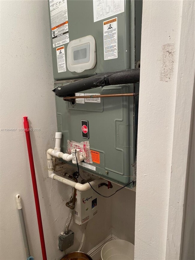 Building Photo - 240 Lakeview Dr