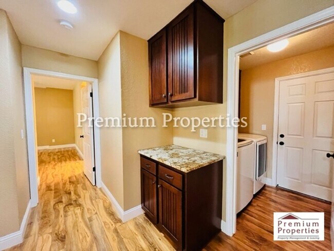 Building Photo - Beautiful 2BD/2BA Condo Unit in the Gated ...