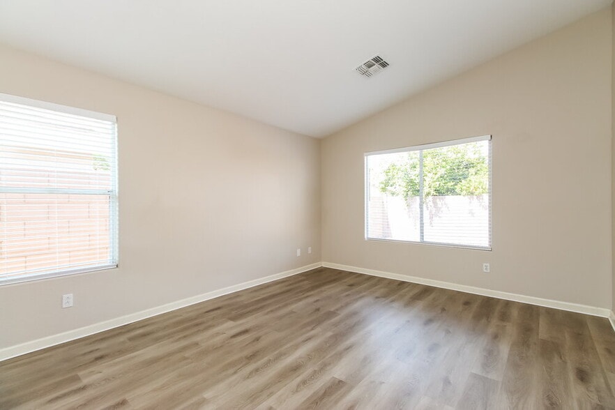 Building Photo - 1652 N Serina