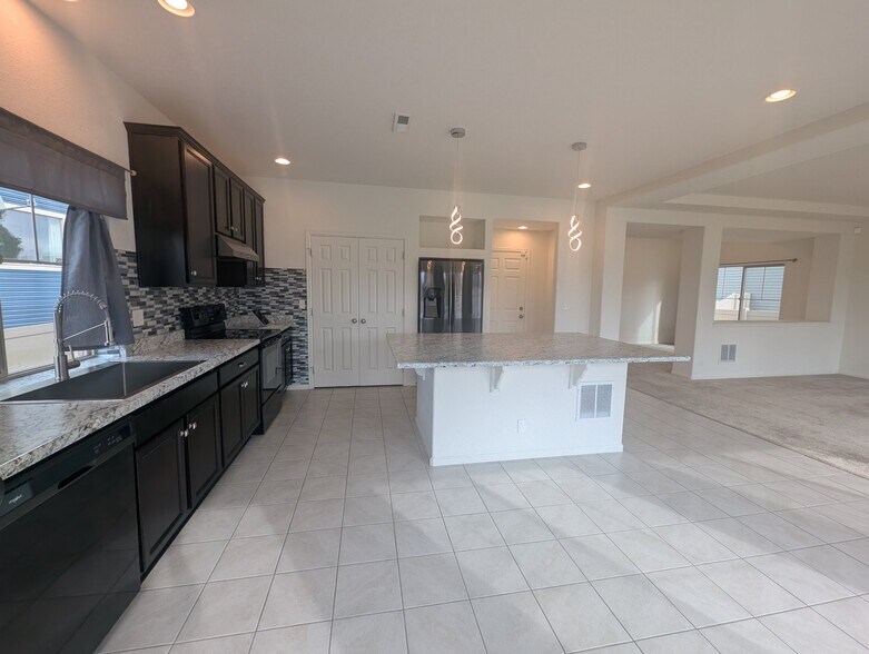 Building Photo - 5325 Ventura St