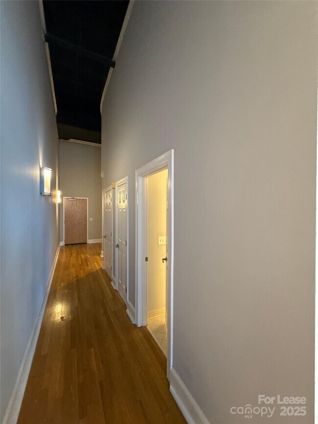 Building Photo - 127 N Tryon St