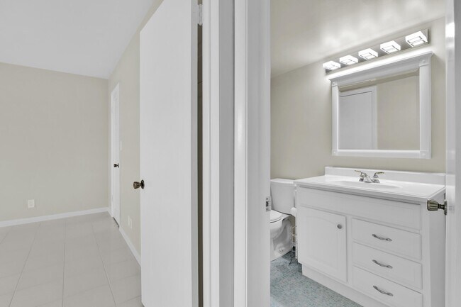 Building Photo - 1050 Hillsboro Mile