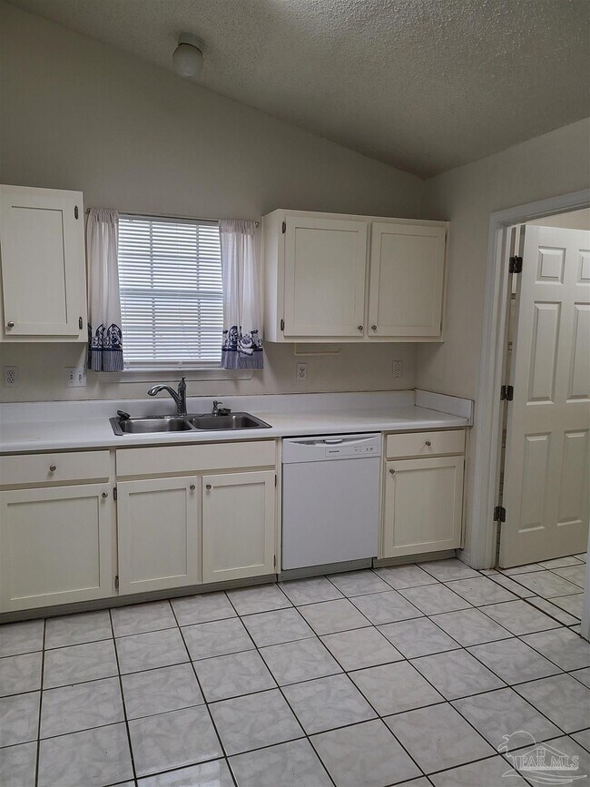Building Photo - 112 Mirabelle Cir