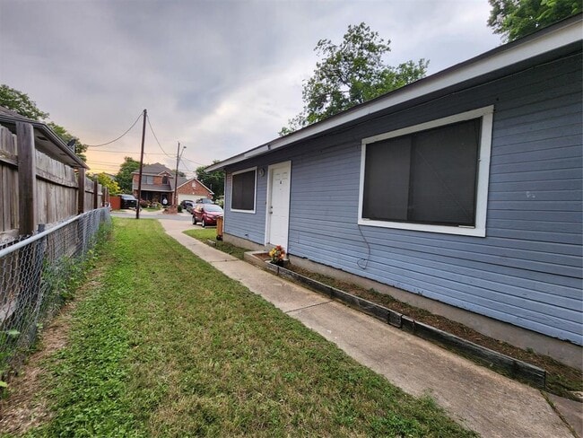 Building Photo - 7107 Carver Ave
