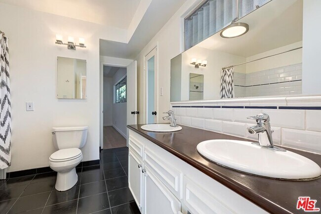 Building Photo - 2670 Carmar Dr