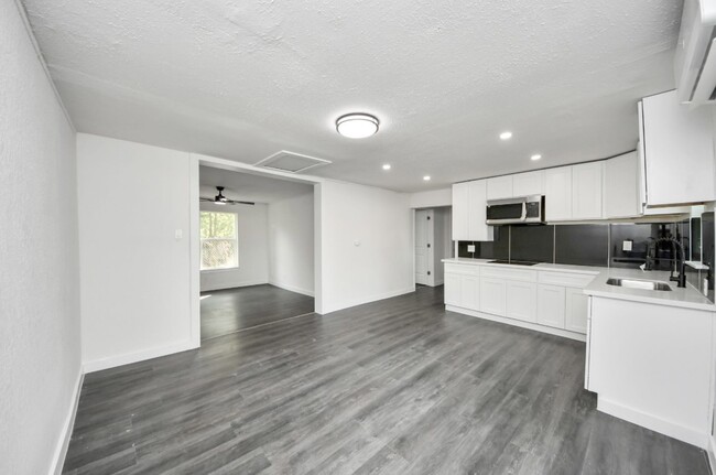 Building Photo - 7640 Broadview Dr