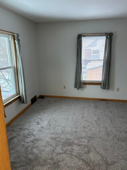 Building Photo - 826 Hess Ave