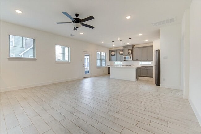 Building Photo - 18815 River Overlook Ct