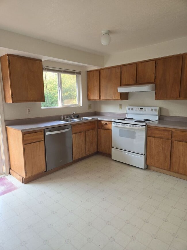 Building Photo - PRELEASING NOW: Large 6 bed/2 bath home!