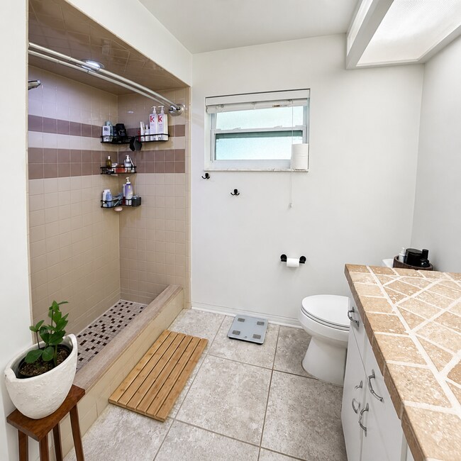 Building Photo - Updated 2/2/1 Home in Northeast St. Petersburg!