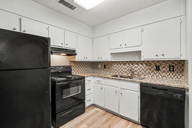 Building Photo - 2BR/1BA Duplex Conveniently Located Off Pleasant Hill & Cruse Rd!