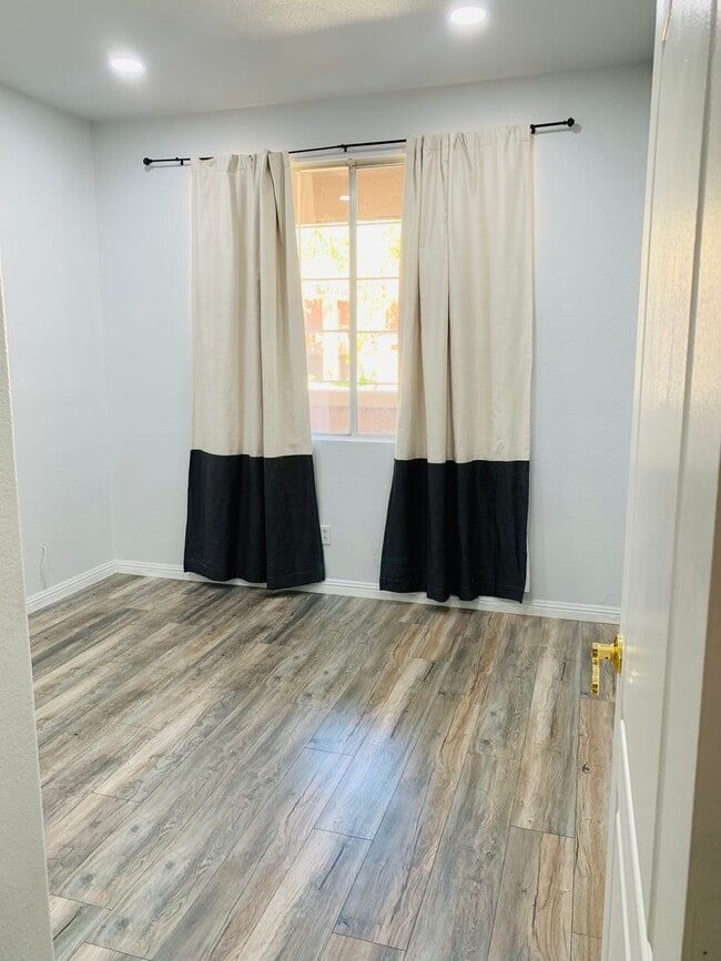 Building Photo - 3 bed, 2 bath, 2 car garage townhouse for rent